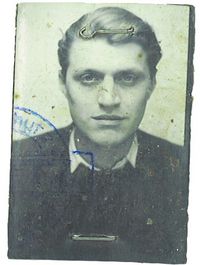 Auf seinem Weg zu seinem Arbeitsplatz trifft François Cavannan auf erschossene sowjetischen Zwangsarbeiter nahe der Uhlandstraße. Passbild François Cavanna 1945.
