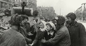 Rotarmisten begrüßen ehemalige sowjetische Zwangsarbeiterinnen. Berlin, Mai 1945