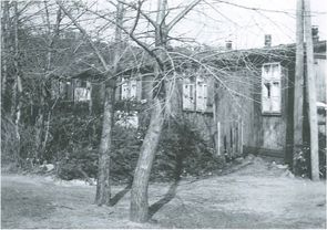 Barackenlager, in dem die dreiköpfige Familie Schertz 1945/46, nachdem sie ihr Haus auf Schwanenwerder hatte verlassen müssen, untergebracht war