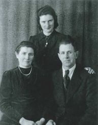 Fotografie der ehemaligen polnischen Zwangsarbeiterin Josefa Kuncewicz: Gruppenbild der Familie Pieel. Berlin, Mai 1945