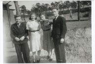 Janina Łyś (weißes Kleid) mit anderen ehemaligen polnischen Zwangsarbeiter*innen nach der Befreiung, Berlin 1945