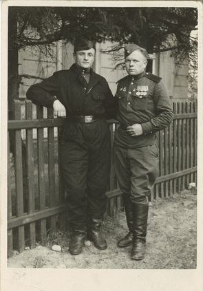 Nikolai Galuschkow (links) nach der Befreiung als Rekrut der sowjetischen Armee, 1945