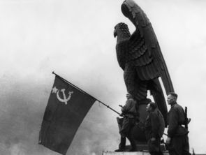 Sowjetische Soldaten hissen an der Skulptur des Reichsadlers über dem Haupteingang des Flughafens Tempelhof die rote Fahne. Für die Aufnahme von Jewgeni Chaldej wurde das Bild am 2. Mai 1945 inszeniert.