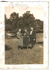 Maria Kawecka (Mitte) mit zwei Freundinnen im Schillerpark in Berlin-Wedding, vermutl. 1943. Auf dem Rand des Bildes steht auf Polnisch: "Wir haben Sehnsucht nach unserer Heimat, nach zu Hause, nach Freiheit."