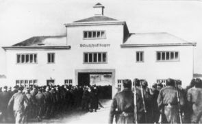 Häftlingskolonnen vor dem Lagertor zum KZ Sachsenhausen