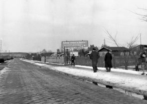 Eingang zur Kleingartenkolonie „Dreieinigkeit“ in Berlin-Lichtenberg, Foto 1937. Hier hielt sich Hans Rosenthal bis zu seiner Befreiung durch die Rote Armee im April 1945 versteckt.