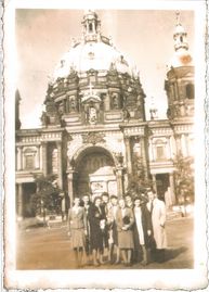 Polnische Zwangsarbeiterinnen, darunter Maria Kawecka, vor dem Berliner Dom in Berlin-Mitte, 1943