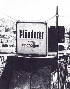 Warnschild gegen Plünderungen aus den letzten Kriegswochen, Berlin 1945
