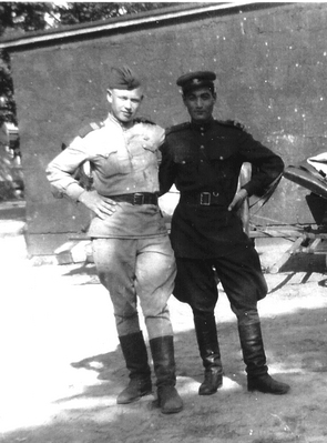 Soldaten der Roten Armee vor einer Baracke des GBI-Lagers 75/76 in Berlin-Schöneweide, Juli 1945