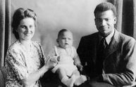 Theodor Michael mit Ehefrau Elfriede und Sohn Roy, 1948