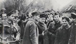 Von der Roten Armee befreite französische Kriegsgefangene in Berlin