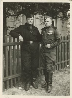 Der ehemalige Zwangsarbeiter Nikolai Galuschkow (links) nach der Befreiung als Rekrut der sowjetischen Armee, 1945