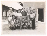 Walter Frankenstein mit anderen Gefangenen des Internierungslagers Atlit, Palästina, Juni 1947