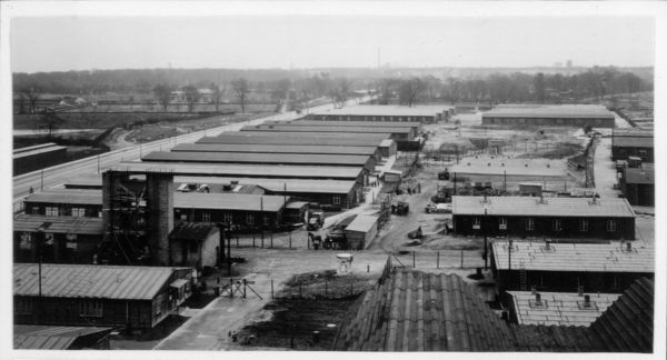 Barackenlager am Columbiadamm, Flughafen Tempelhof (heute "Tempelhofer Feld"). Das Lager wurde am 26. April 1945 von sowjetischen Truppen befreit.