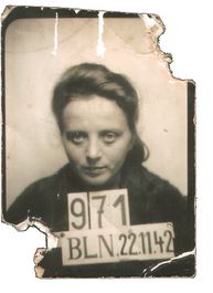 Erfassungsfoto von Maria Kawecka mit der Nummer 971 im Durchgangslager Berlin-Wilhelmshagen, 22. November 1942