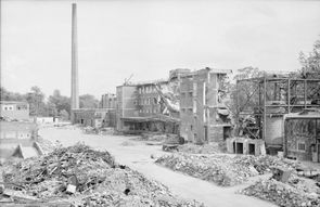Nach einem Angriff zerstörte Fabrikgebäude in Siemensstadt
