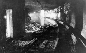Gesprengter S-Bahn-Tunnel der Nord-Süd Verbindung unter der Spree (Blick in Richtung Norden, von Friedrichstraße, Foto 1946