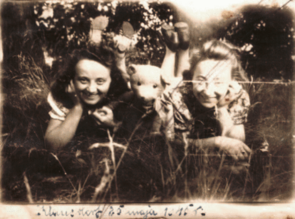 Maria Kawecka (links) mit Freundin und Teddybär nach der Befreiung, Klausdorf, 25. Mai 1945