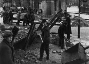 Kriegsgefangene beim Bau von Panzersperren am Charlottenburger Tor, Ecke Salz Ufer in Berlin-Tiergarten